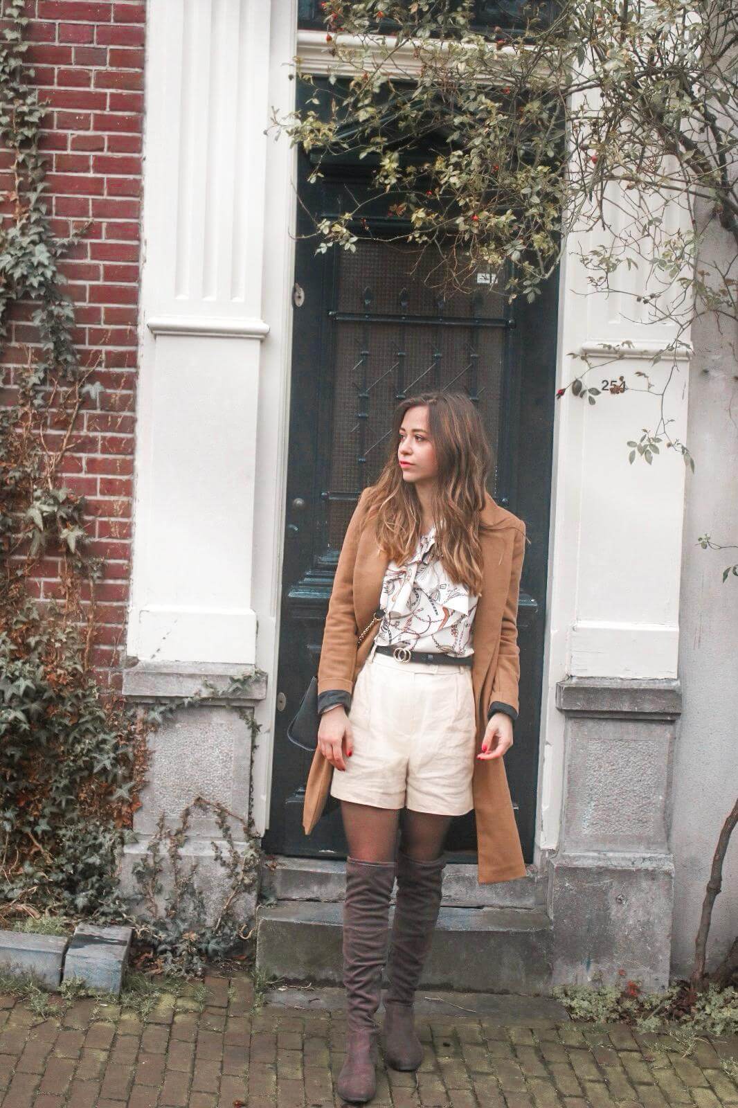 Frühlingsoutfit – Scarf Print, Goldene Shorts und Overknee Boots, brauner Mantel